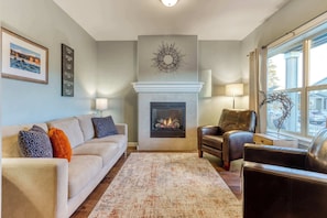 House, Multiple Beds, Patio, Garden View (Bend's Artful Adventure) | Living area