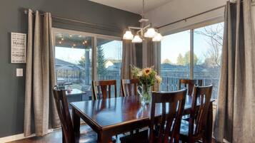 Maison, plusieurs lits, patio, vue jardin (Bend's Artful Adventure) | Restauration
