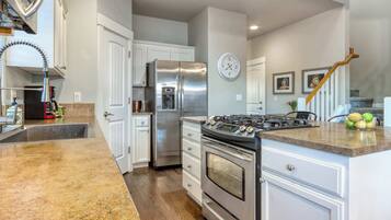 House, Multiple Beds, Patio, Garden View (Bend's Artful Adventure) | Private kitchen | Fridge, microwave, oven, stovetop