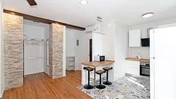 Een koelkast, een magnetron, een oven, een vaatwasser