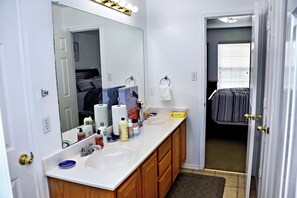 Shower, hair dryer, towels, soap - Spacious 4-bedroom house with AC, Wi-Fi superb in the Heart of Arlington, TX! (Arlington)