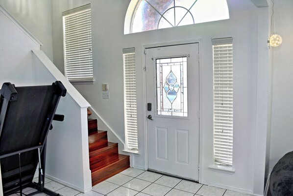 Interior - Spacious 4-bedroom house with AC, Wi-Fi superb in the Heart of Arlington, TX! (Arlington)