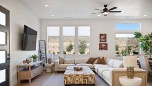 Älytelevisio, takka, videopelejä, pöytäjalkapallopöytä