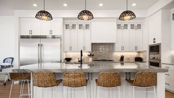 ثلاجة، ميكروويف، فرن، موقد طهي مسطح