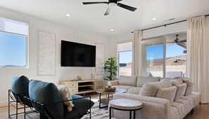 Smart-TV, Kamin, Videospiele, Tischfußball
