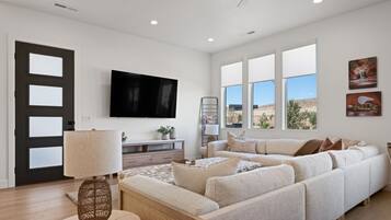 تلفزيون ذكي، مدفأة، ألعاب فيديو، كرة قدم الطاولة