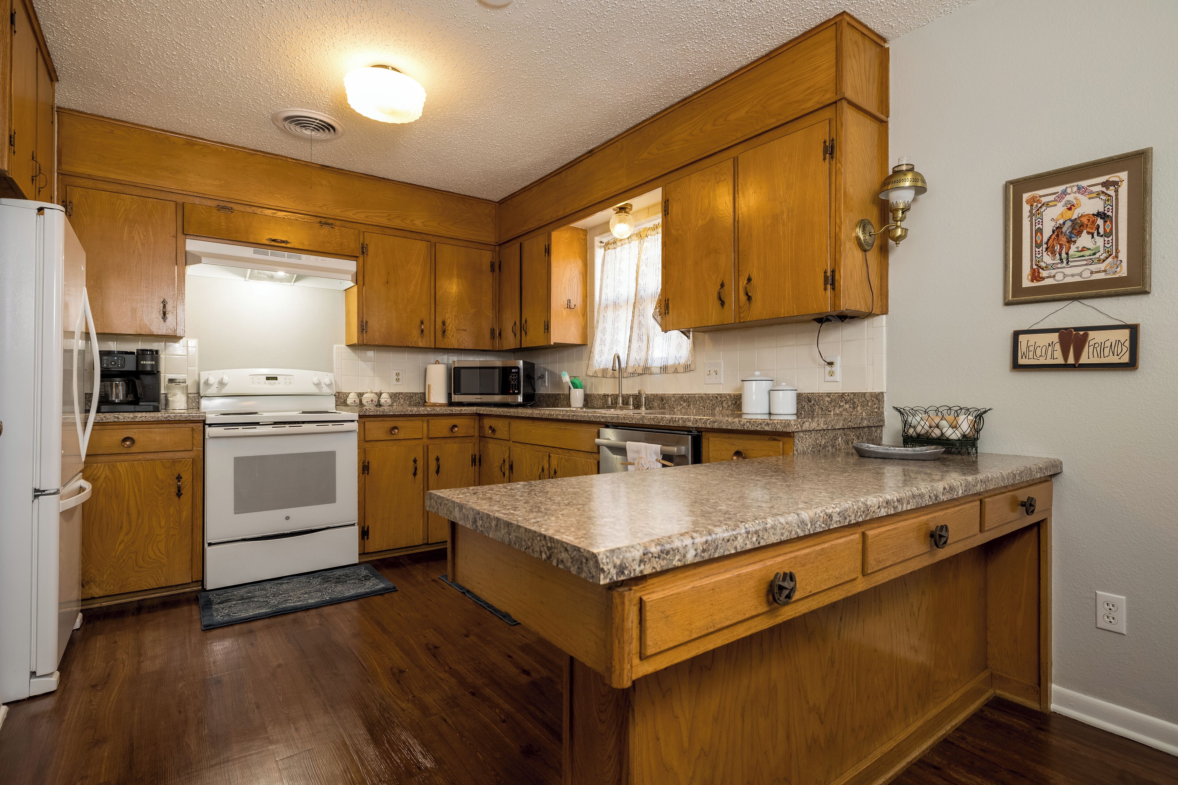 Réfrigérateur, micro-ondes, four, plaque de cuisson