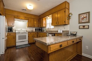 Geladeira, micro-ondas, fogão, cooktop