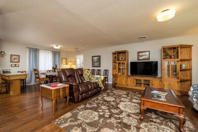 10 mi S of Rt 66. 3 BR, 2 baths, sleeps 7, pets OK. HVAC. Full kitchen; grill.