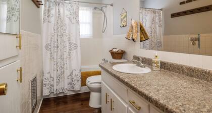 3 BR, 2 baths, sleeps 7, pets OK. HVAC. Fully equipped kitchen, washer/dryer.