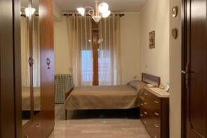 1 habitación, tabla de planchar con plancha, wifi gratis y ropa de cama