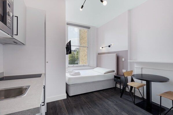 1 habitación, tabla de planchar con plancha, wifi gratis y ropa de cama