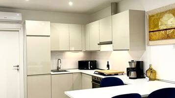 Cafetera/tetera, refrigerador, microondas, horno
