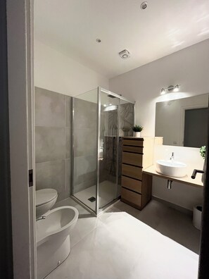 Douche, sèche-cheveux, bidet, serviettes fournies