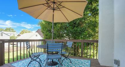 Huckleberry House - 2 Bedroom Apartment Fenced Backyard