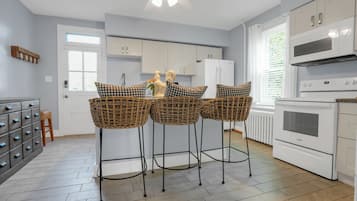 雪櫃、微波爐、焗爐、洗碗機