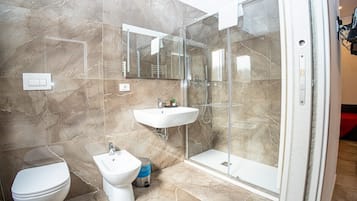 Basic Room | Bathroom | Shower, rainfall showerhead, free toiletries, hair dryer