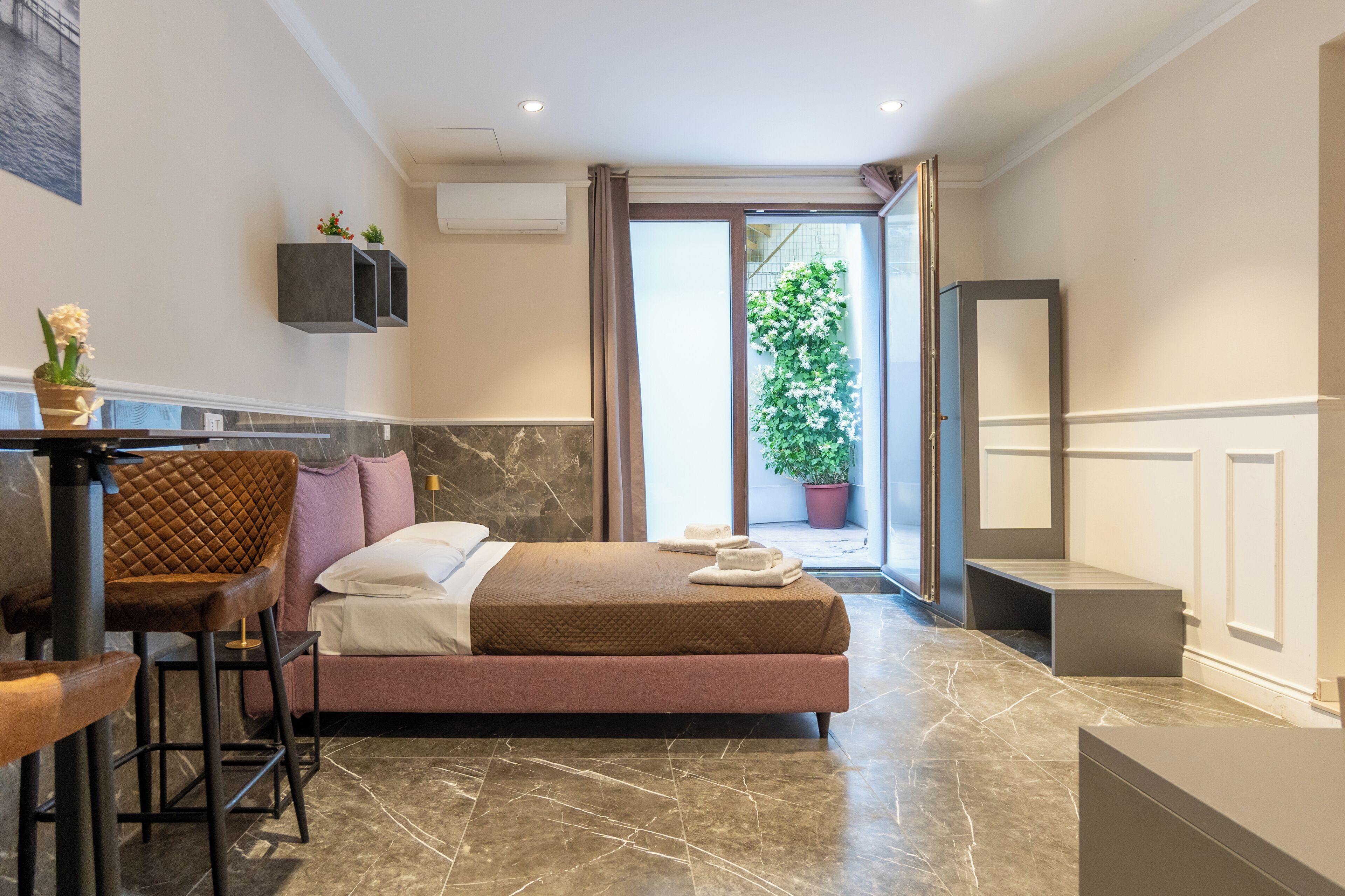 Quarto quádruplo superior, varanda, no piso térreo | Roupas de cama antialérgicas, edredons de pluma