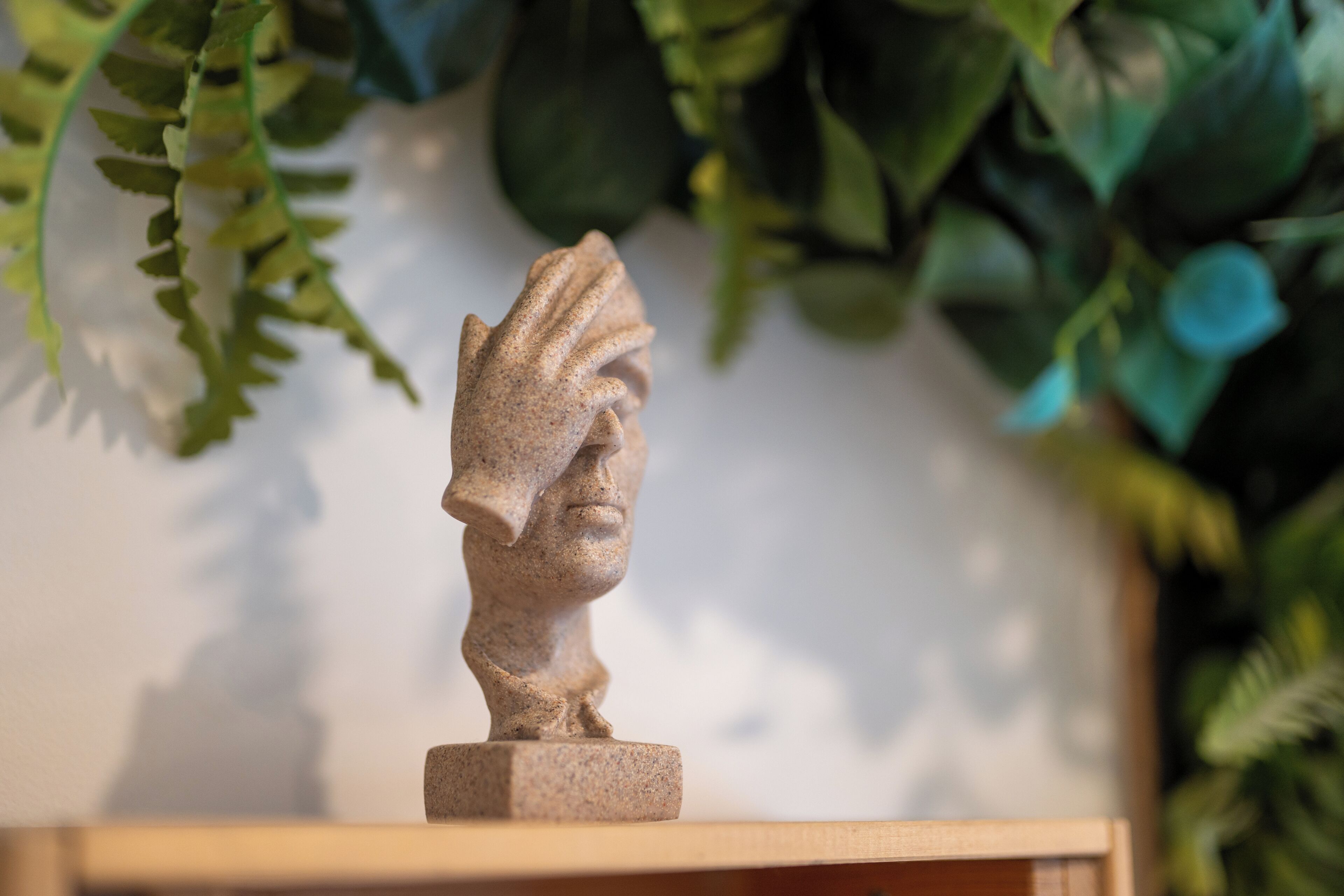 Une sculpture sur un piédestal.