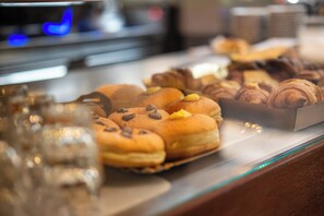 Café da manhã self-service grátis todos os dias