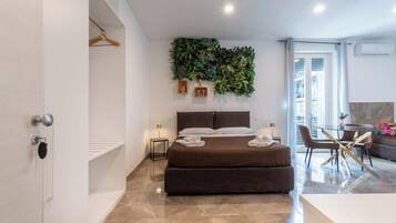 Quadrupla familiare, balcone, vista cortile | Biancheria da letto ipoallergenica, copriletto in piuma