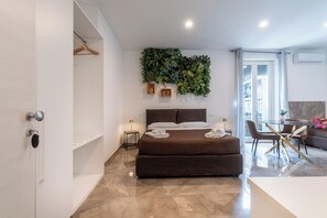 Familie vierpersoonskamer, balkon, uitzicht op de binnenplaats | Hypoallergeen beddengoed, donsdekens, bedden met traagschuimmatrassen