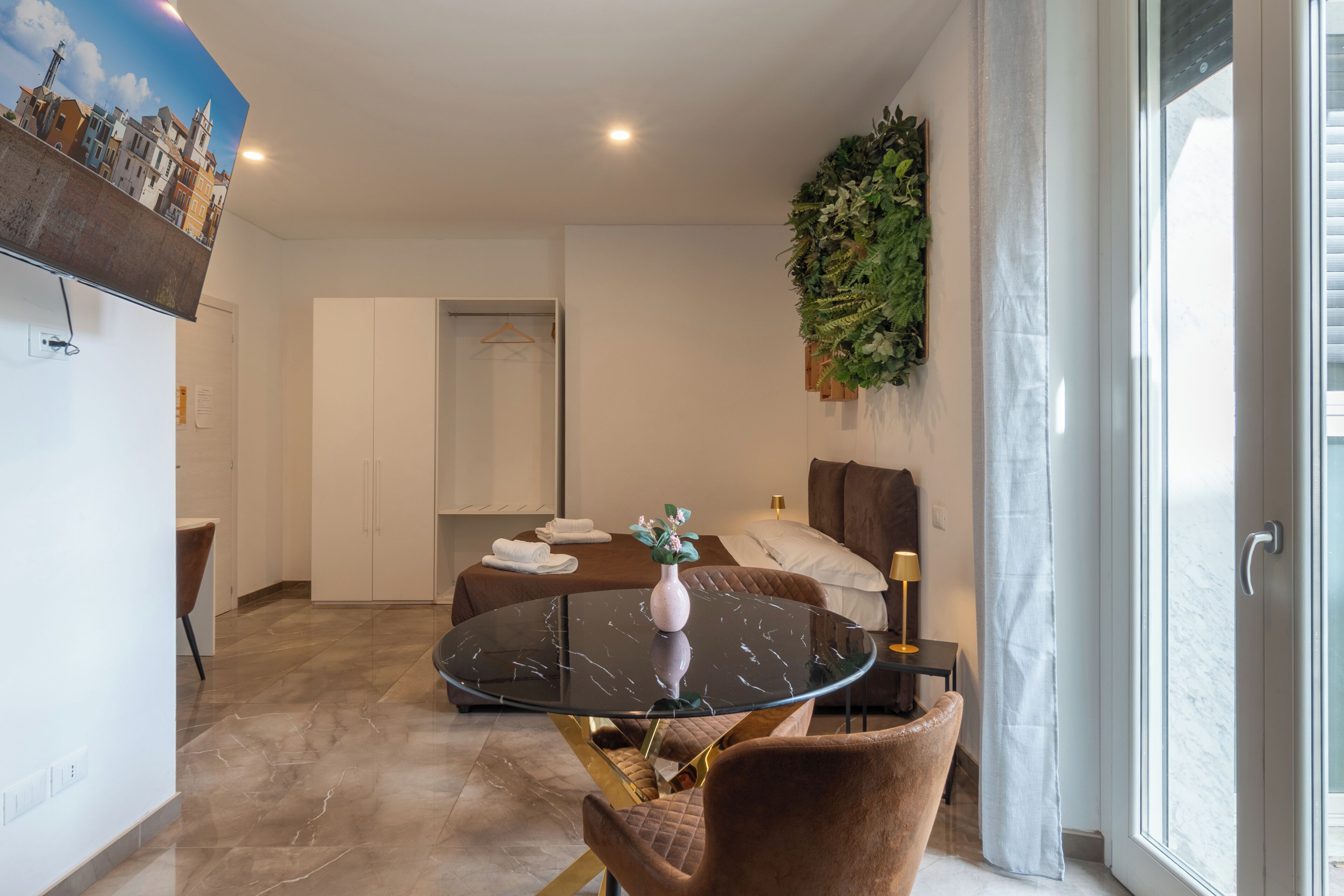 Quadrupla familiare, balcone, vista cortile | Biancheria da letto ipoallergenica, copriletto in piuma