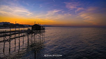 Privat strand i nærheten, hvit sand og strandbuss