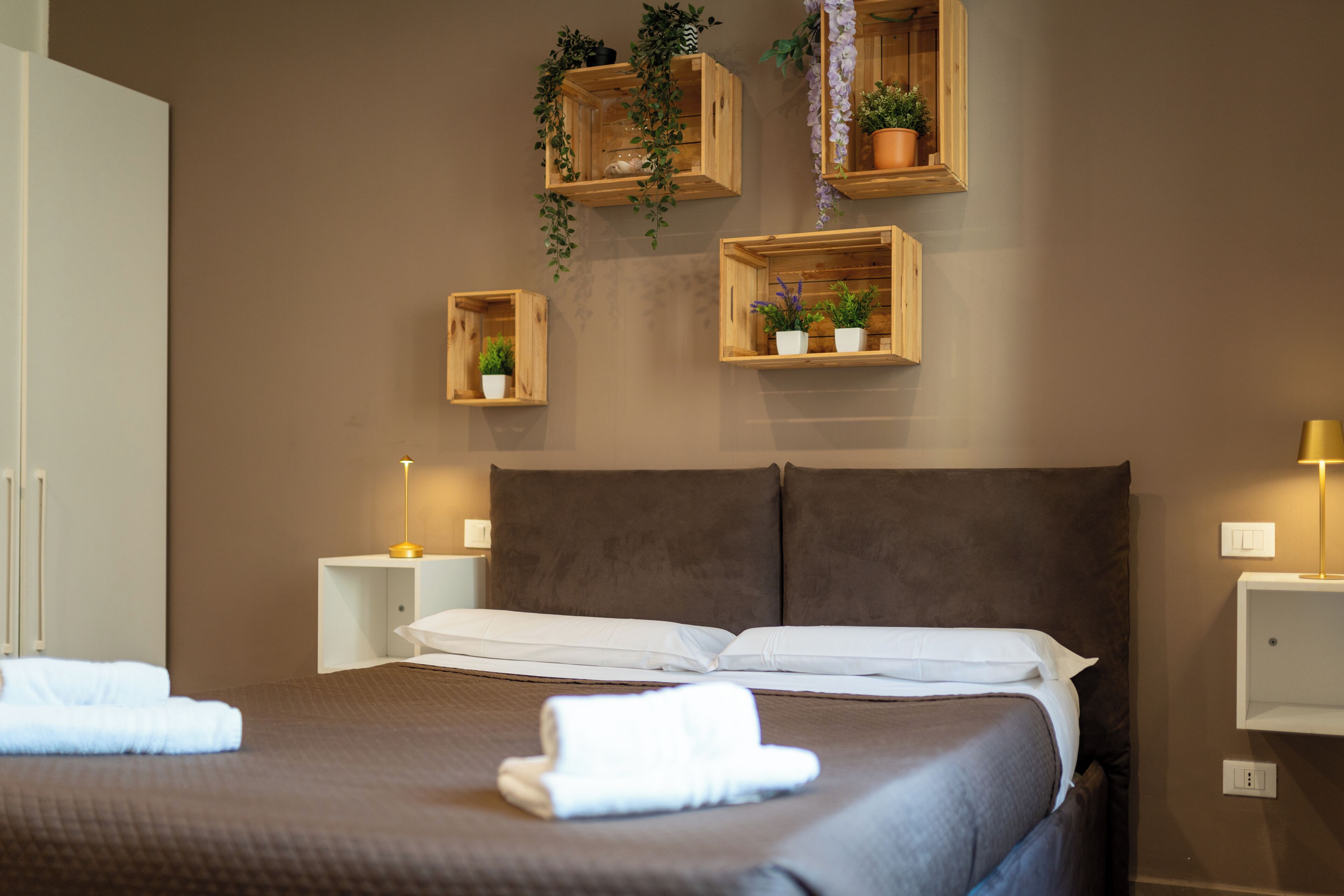 Quarto quádruplo família, ar-condicionado, vista para o pátio | Roupas de cama antialérgicas, edredons de pluma