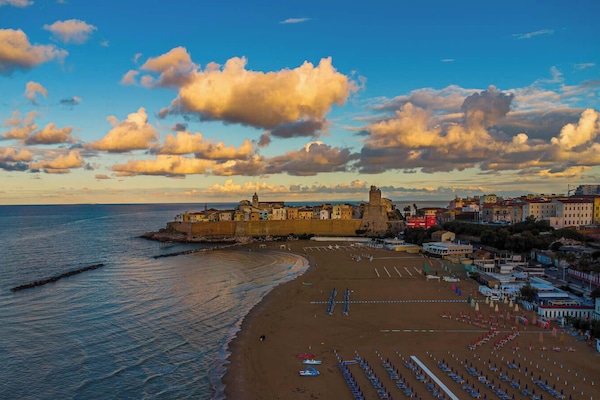 Playa privada en los alrededores, arena blanca