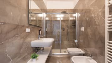 Familien-Vierbettzimmer, Balkon, Blick auf den Innenhof | Badezimmer