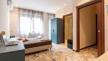 Quarto quádruplo júnior, sacada, vista para o pátio | Roupas de cama antialérgicas, edredons de pluma