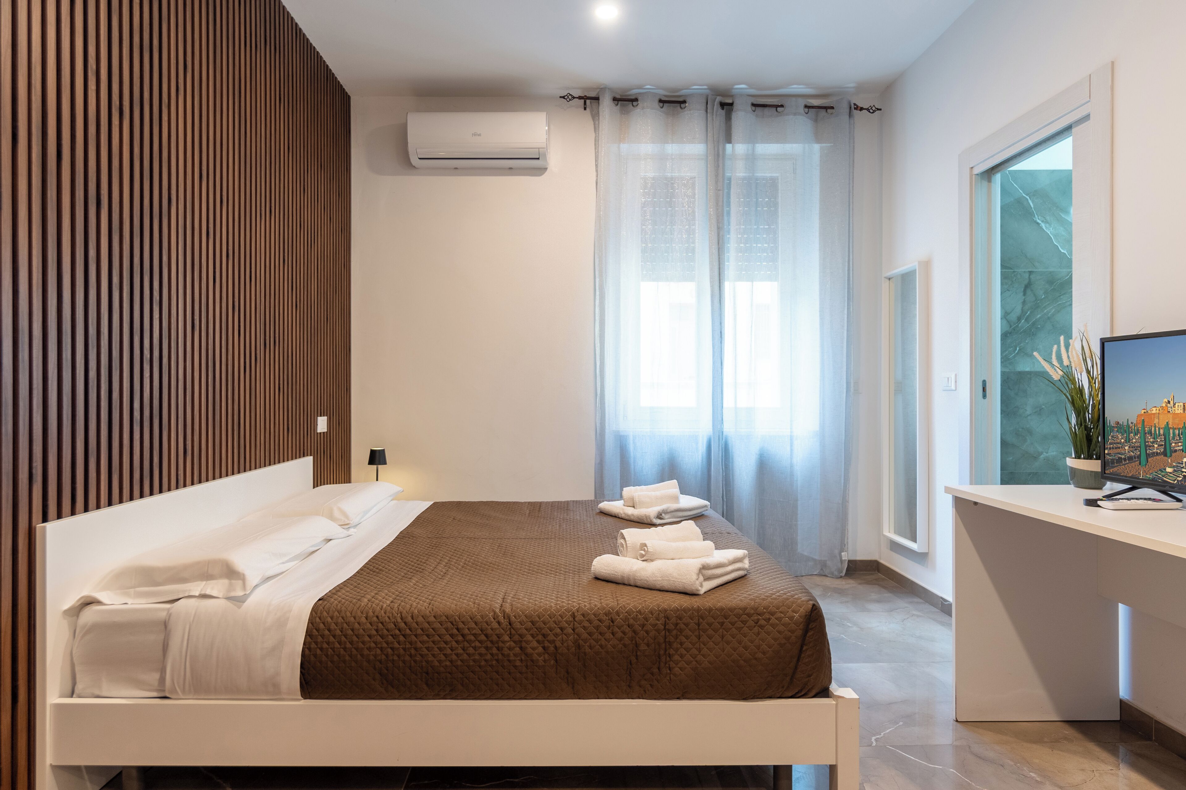 Quarto superior, ar-condicionado, vista para o pátio | Roupas de cama antialérgicas, edredons de pluma