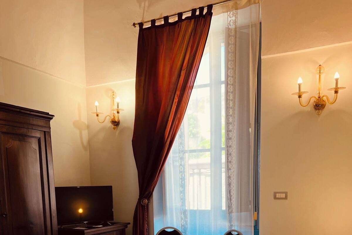 Quarto casal superior, 1 cama Queen, suíte | Cofres nos quartos, escrivaninha, berços (sobretaxa), Wi-Fi de cortesia