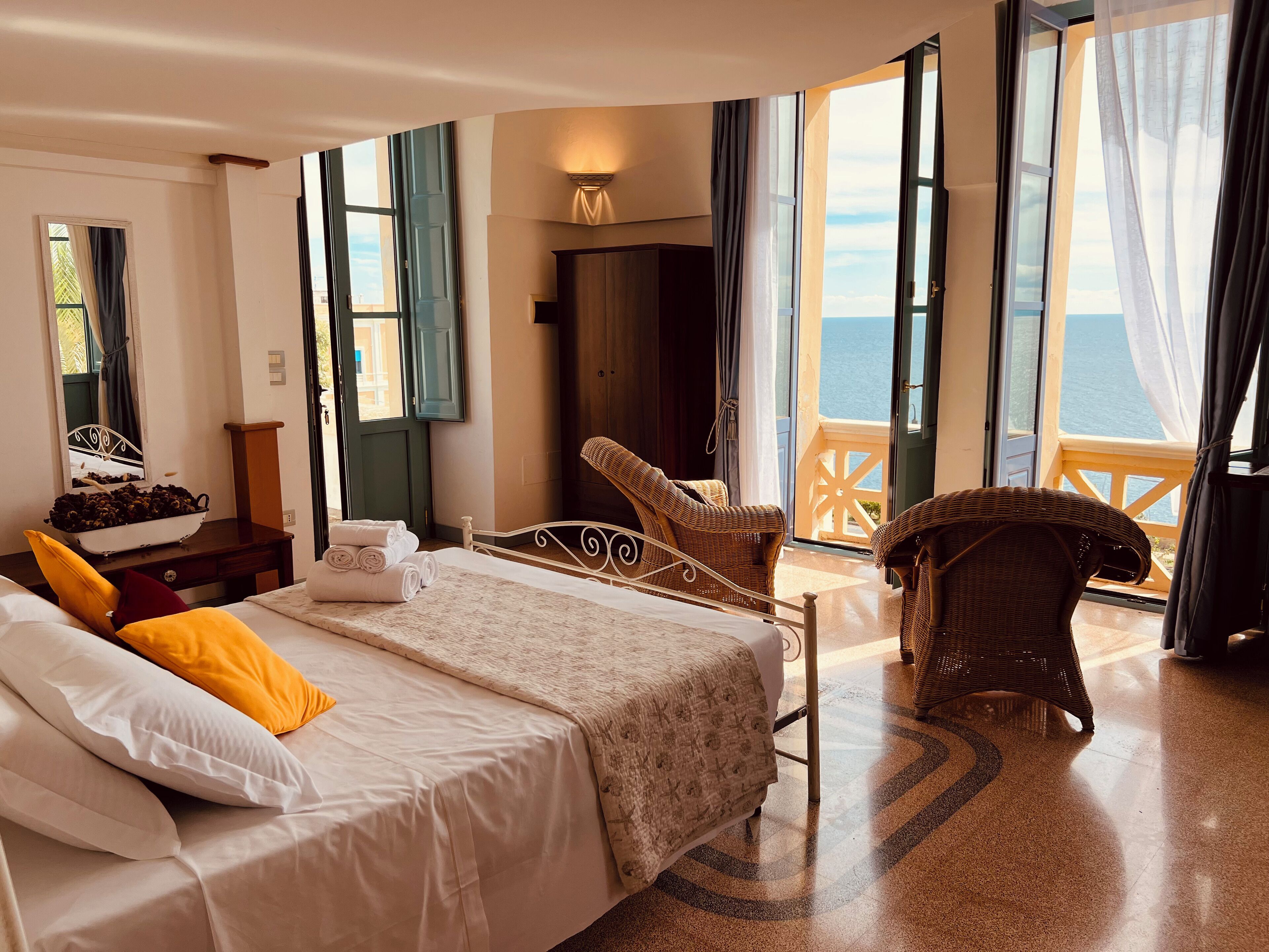 Superior vierpersoonskamer, en-suite badkamer, uitzicht op zee | Een kluis op de kamer, een bureau, babybedden (toeslag), gratis wifi