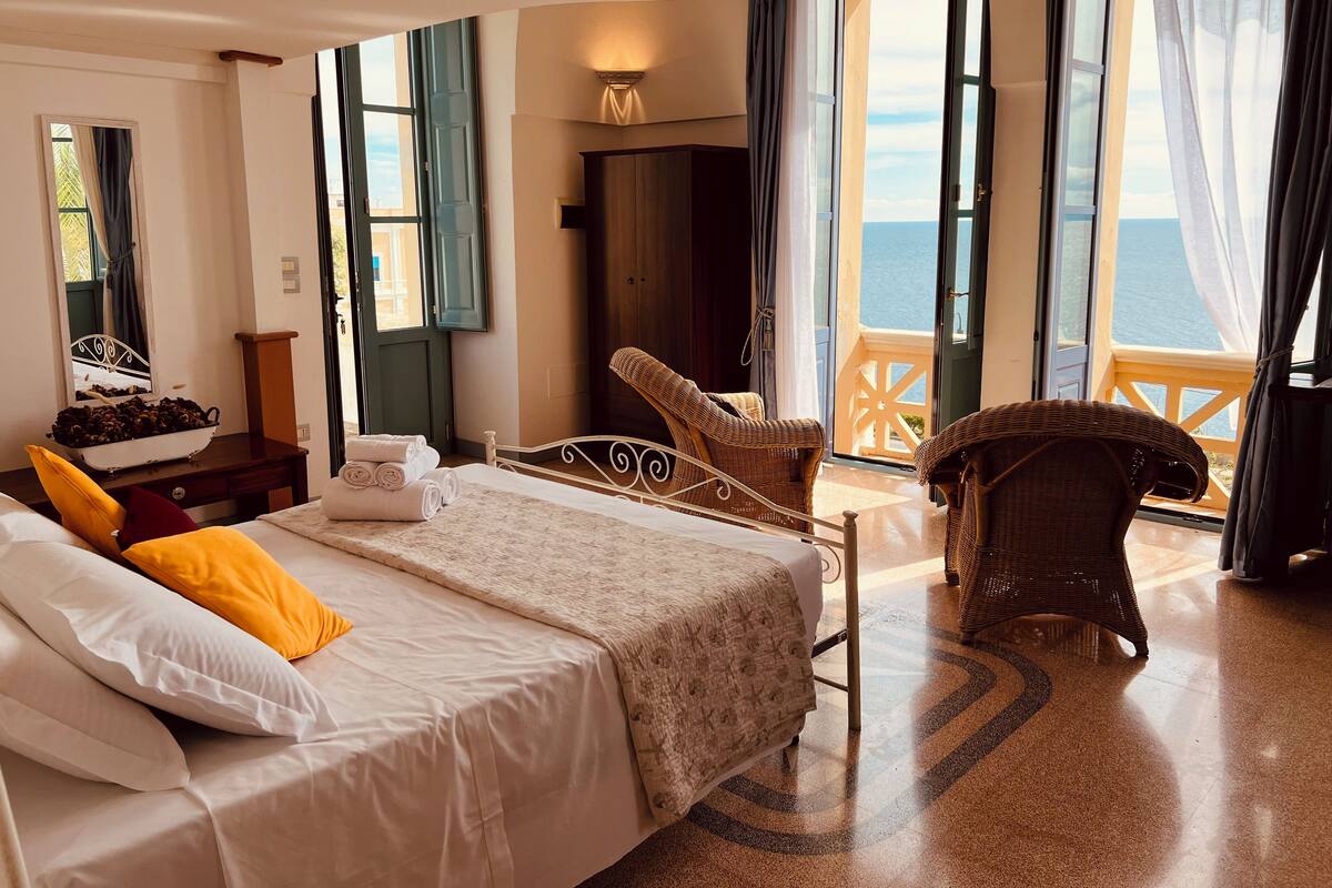 Quarto quádruplo superior, suíte, vista para o mar | Cofres nos quartos, escrivaninha, berços (sobretaxa), Wi-Fi de cortesia