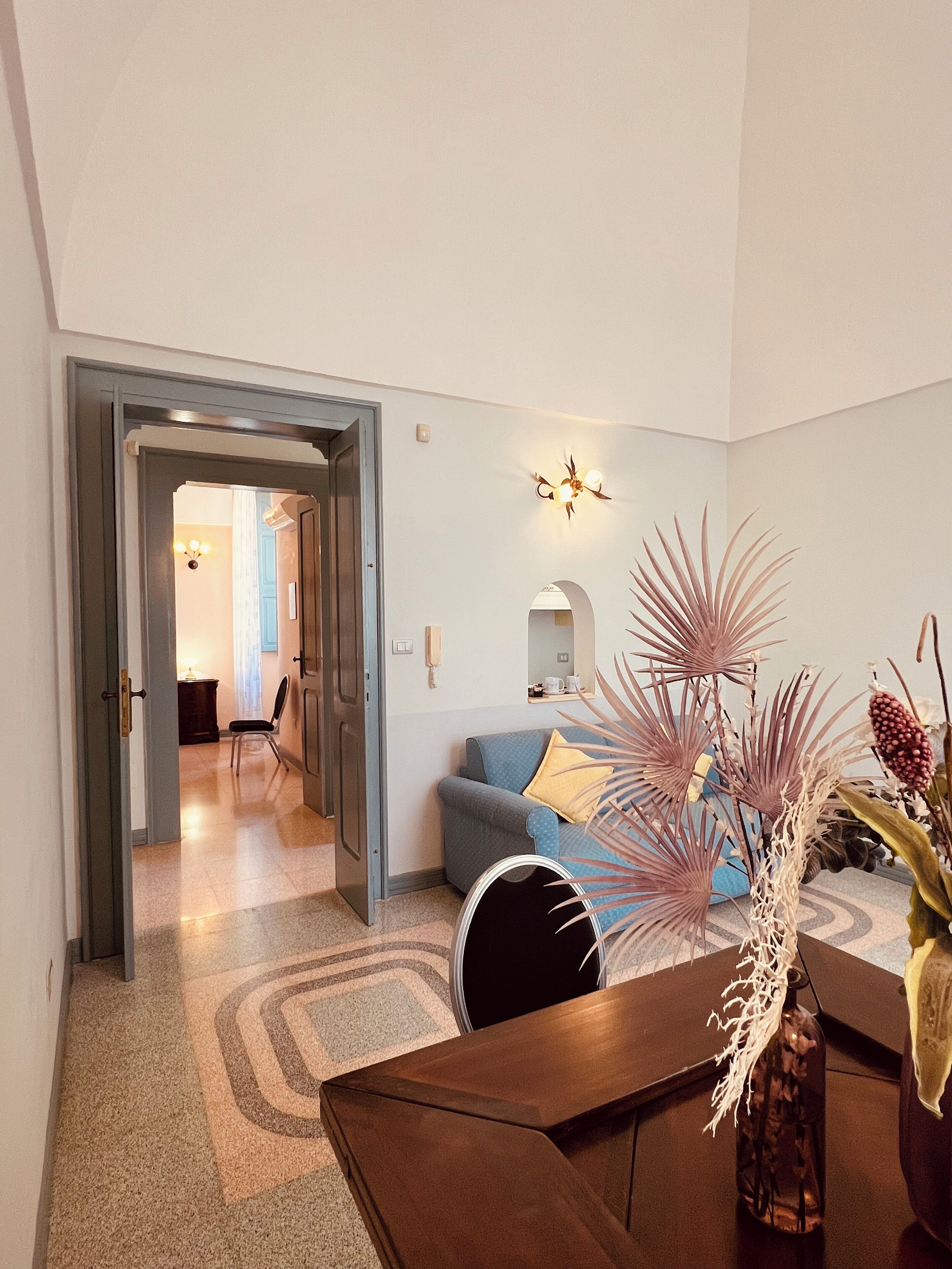 Una sala de estar moderna con un sofá, una mesa de centro y plantas decorativas.