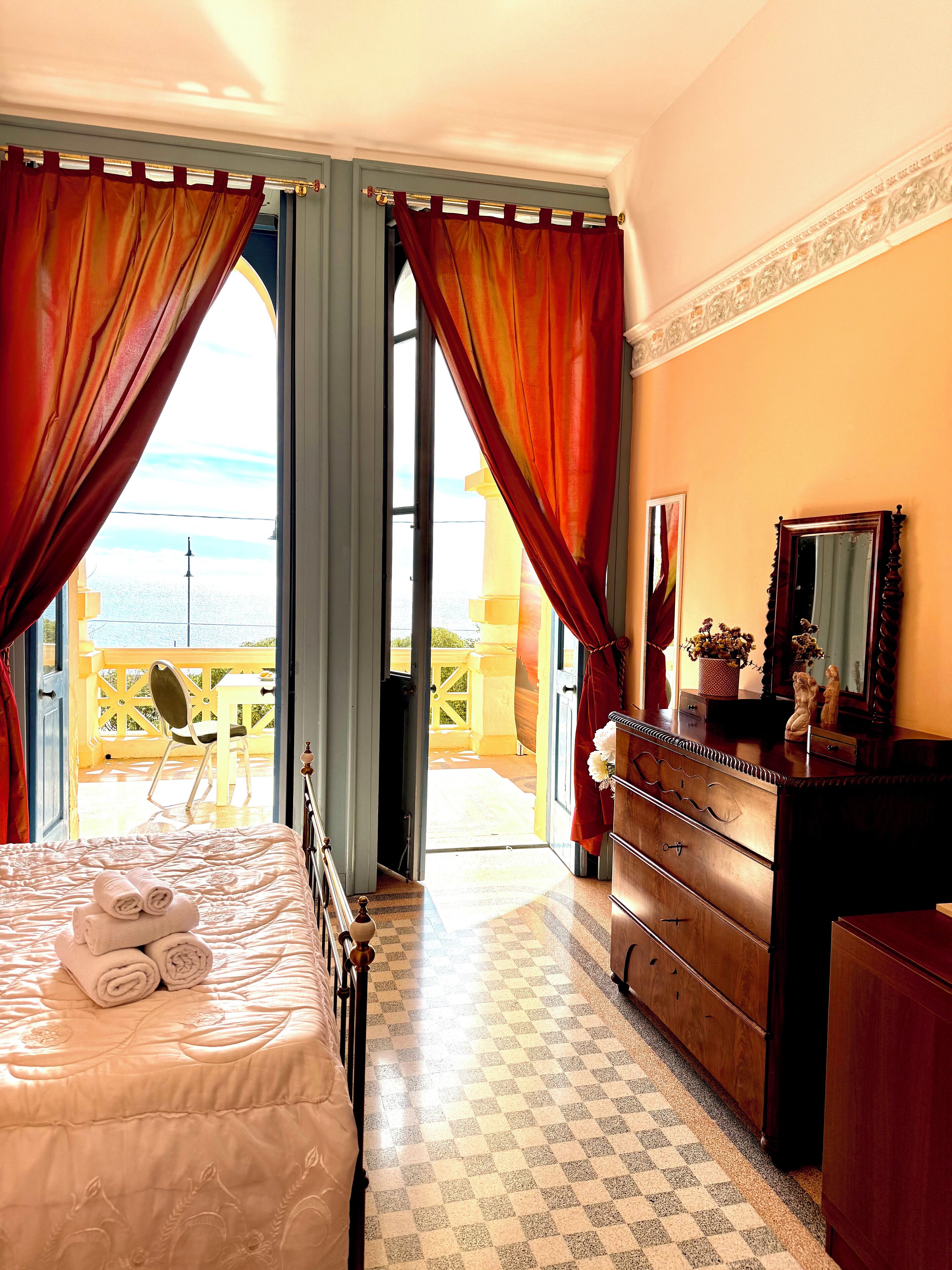 Superior tweepersoonskamer, 1 queensize bed, en-suite badkamer, uitzicht op zee | Een kluis op de kamer, een bureau, babybedden (toeslag), gratis wifi