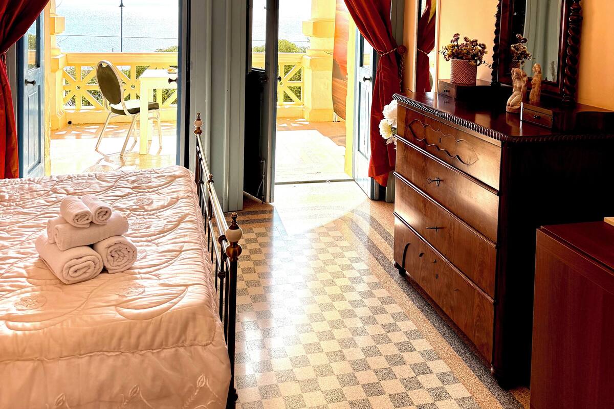 Quarto casal superior, 1 cama Queen, suíte, vista para o mar | Cofres nos quartos, escrivaninha, berços (sobretaxa), Wi-Fi de cortesia