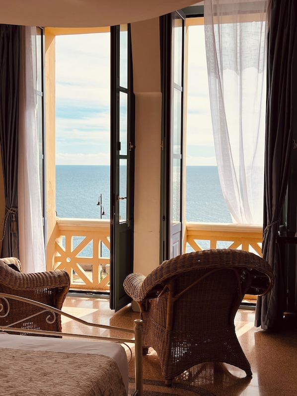 Superior vierpersoonskamer, en-suite badkamer, uitzicht op zee | Een kluis op de kamer, een bureau, babybedden (toeslag), gratis wifi