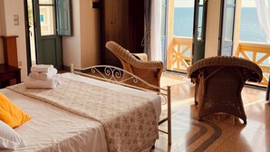 Superior Quadruple Room, Ensuite, Sea View | Peti besi dalam bilik, meja, katil bayi/kot (surcaj), Wi-fi percuma 