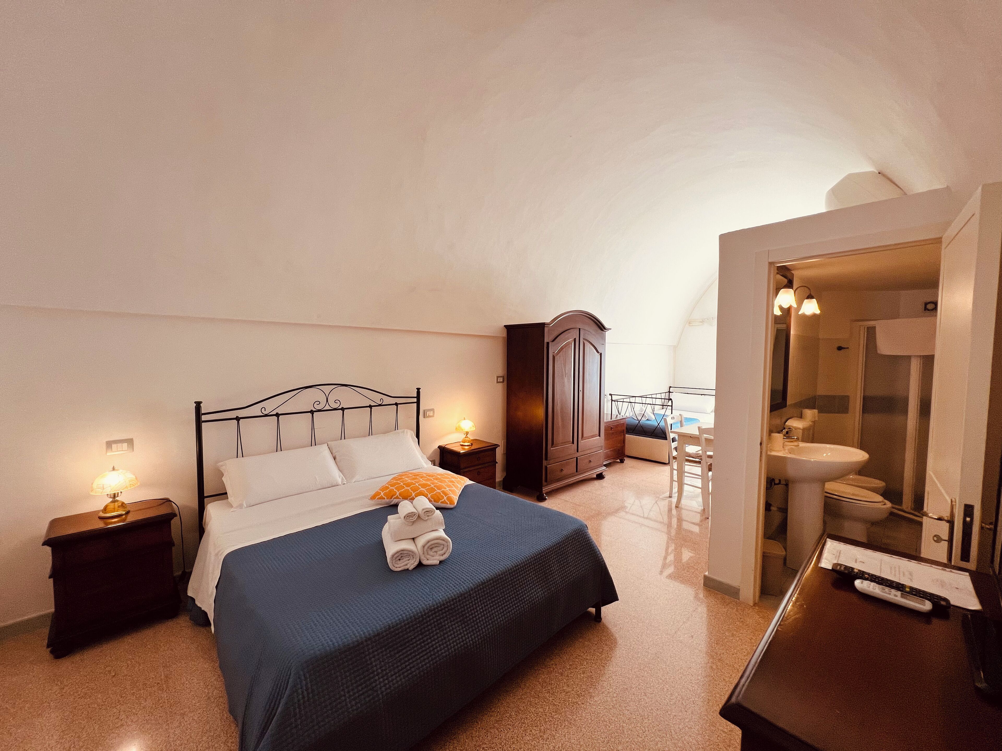 Superior driepersoonskamer, en-suite badkamer | Een kluis op de kamer, een bureau, babybedden (toeslag), gratis wifi