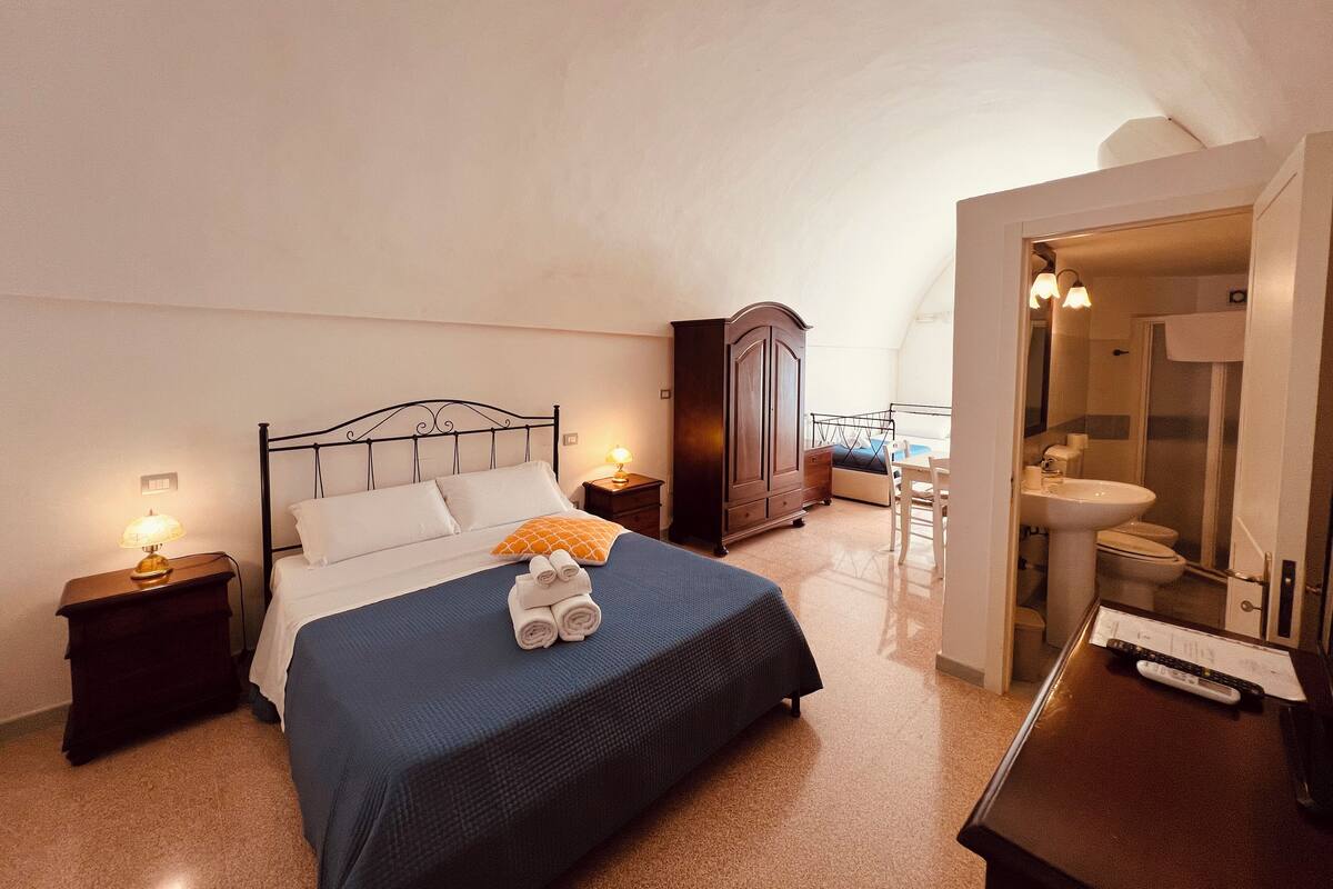 Quarto triplo superior, suíte | Cofres nos quartos, escrivaninha, berços (sobretaxa), Wi-Fi de cortesia