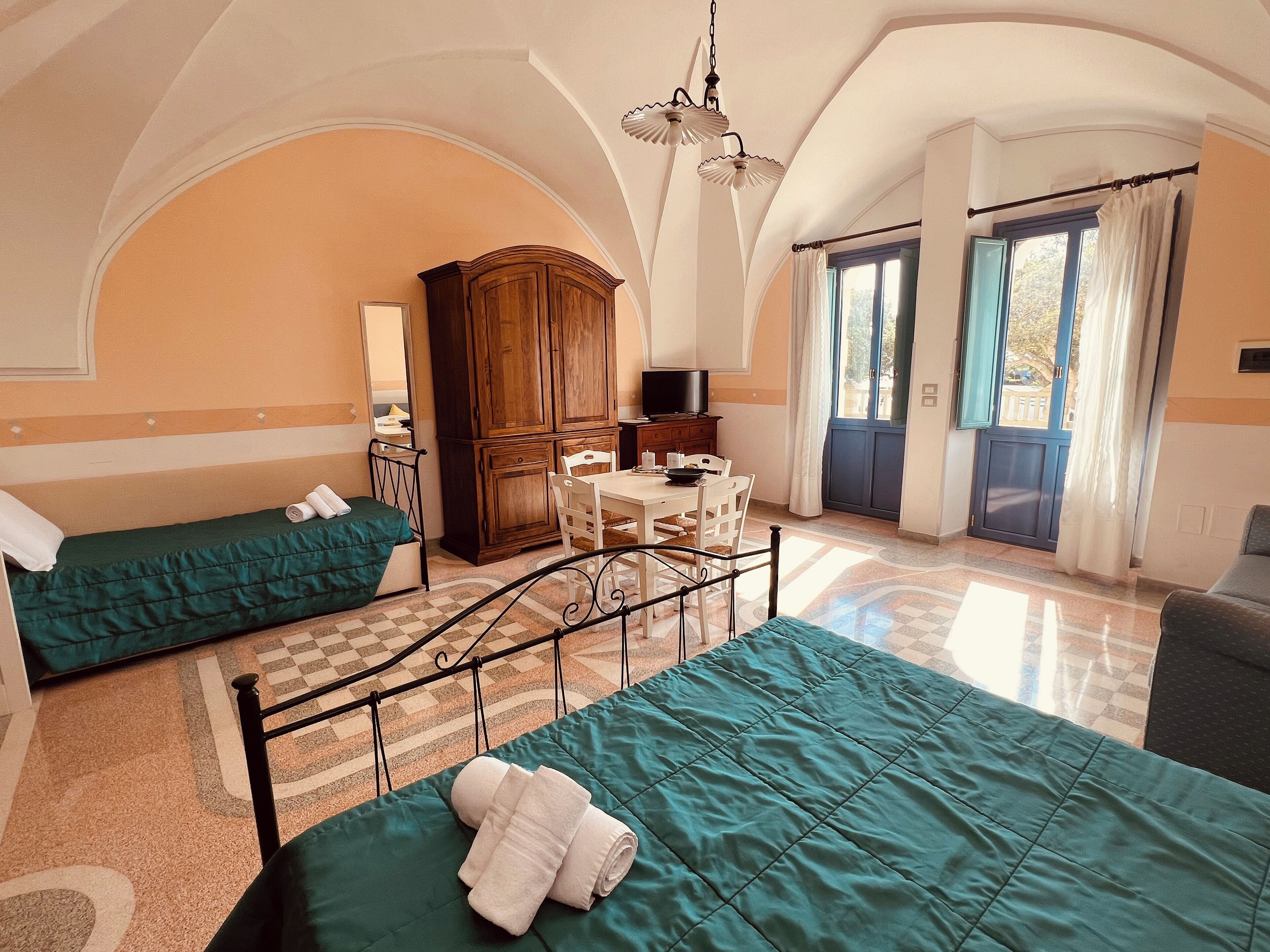 Superior vierpersoonskamer, en-suite badkamer | Een kluis op de kamer, een bureau, babybedden (toeslag), gratis wifi