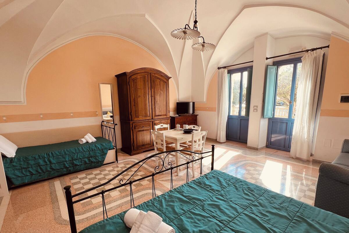 Quarto quádruplo superior, suíte | Cofres nos quartos, escrivaninha, berços (sobretaxa), Wi-Fi de cortesia