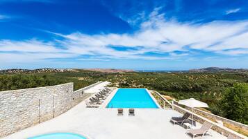 Kolam renang outdoor musiman, dengan payung kolam renang