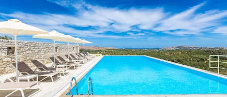 Piscina stagionale all'aperto, ombrelloni da piscina, lettini