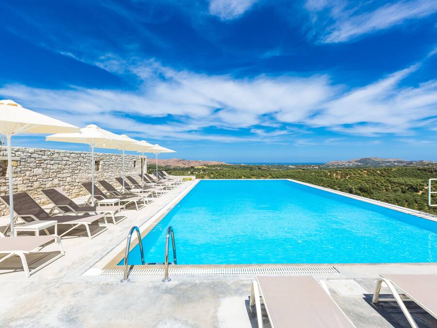 Sæsonbestemt udendørs pool, åben fra kl. 10.00 til kl. 20.00, parasoller