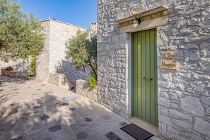 Property entrance - Dalabelos Estate (Mylopotamos)