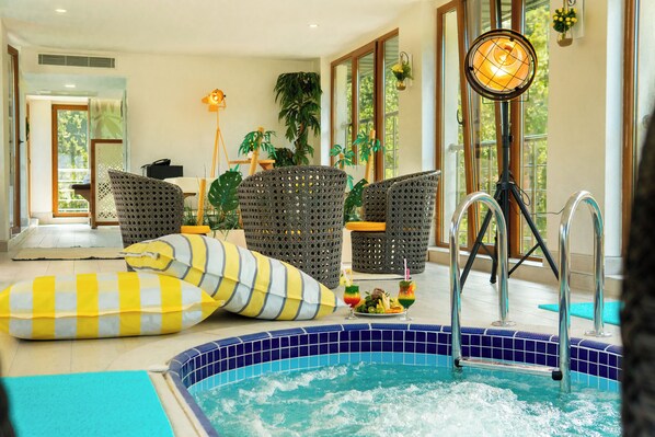 6 albercas techadas, 2 albercas al aire libre y camastros